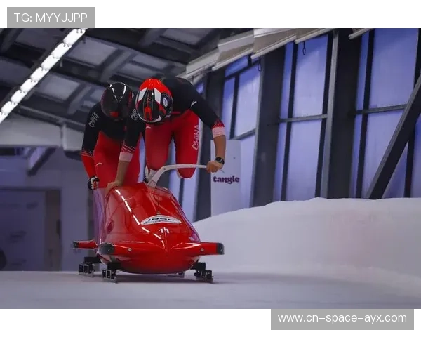 钢架雪车比赛：选手时速130公里飞驰